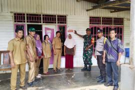 Bhabinkamtibmas Monitoring dan Pendampingan Labelisasi Keluarga Prasejahtera di Desa Bukit Tinggi