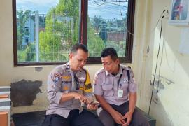 Bhabinkamtibmas Polsek Pino Sambang Kamtibmas kepada Security PLN Gardu Induk Desa Pang Lebar 