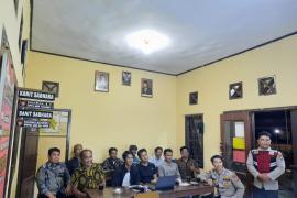 Pagelaran Wayang Kulit, Personel Polsek Air Besi Nonton Bareng Warga