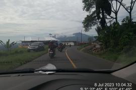 Berikan Rasa Aman, Polsek Sindang Kelingi Lakukan Pengawalan Jalur Lintas