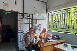 Cegah Gangguan Kamtibmas, Bhabinkamtibmas Sambangi Pemdes Tanjung Aur  