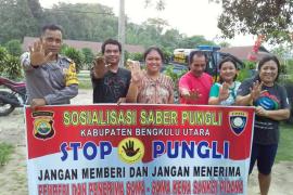 Bhabinkamtibmas Polsek Enggano Sosialisasi Saber pungli di Desa Binaanya