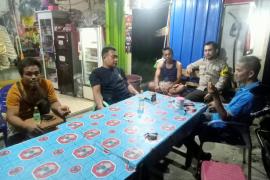 Sambang Malam Hari, Bhabinkamtibmas  Jalin Silaturahmi dan Sampaikan  Imbauan kepada Warga Binaan 