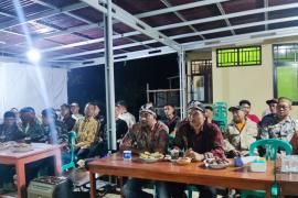 Dukung Pelestarian Seni Budaya Tradisional, Kapolsek Padang Jaya Ajak Masyarakat Nobar Pagelaran Wayang Kulit