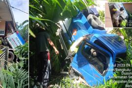 Colt Diesel Tabrak Rumah Warga Seluma