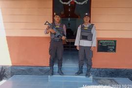 Pastikan Aman, Personel Polsek Enggano Laksanakan Pengamanan Ibadah di Gereja