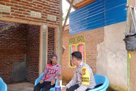 Sambangi Warga Binaannya, Bhabinkamtibmas Polsek Batik Nau Sampaikan Imbauan Kamtibmas