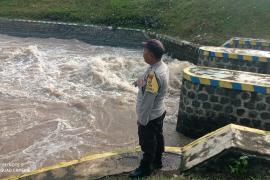 Patroli, Personel Polsek Seluma Pantau Debit Air di Bedungan