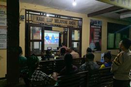 Eratkan Silaturahmi, Polsek Giri Mulya Nobar Wayang Kulit Bersama Warga