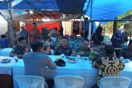 Jalin Kedekatan Bersama Warga, Kapolsek Enggano Hadiri Undangan Pernikahan 
