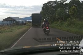 Polsek Sindang Kelingi Berikan Pengawalan Pengendara Ragu Melintas
