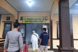 Cegah Berkembangnya DBD, Polsek Air Besi Melakukan Fogging