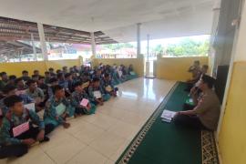 Kapolsek Talo Beri Penyuluhan Narkoba dan Keselamatan Lalu Lintas kepada Pelajar SMAN 8 Seluma
