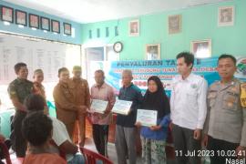 Bhabinkamtibmas Polsek Nasal Hadiri Pembagian BLT DD Tahap II di Desa Suku Tiga