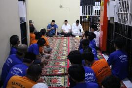 Ingatkan Kebaikan, Polres Rejang Lebong Gelar Ibadah dan Makan Bersama Para Tahanan