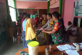 Hadiri Penyerahan BLT DD, Bhabinkamtibmas Imbau Warga Bijak Menggunakan Bantuan 