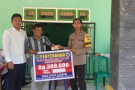 Babinkamtibmas Polsek Pino,  Monitoring Penyaluran BLT DD di Desa Kayu Ajaran 