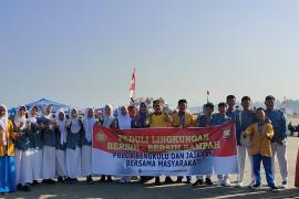 Peduli Lingkungan, Polisi, Warga, dan Pelajar Bersih-Bersih Pantai Zakat