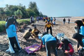 Polsek Ketahun Gelar Bakti Sosial Bersih-Bersih Lingkungan di Pesisir Pantai Terapik Ketahun
