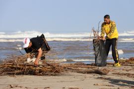 Peduli Terhadap Kebersihan Lingkungan Pantai, Polres Bengkulu Utara Bersih Bersih Sampah