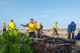 Program Polri Peduli Lingkungan, Polsek Lais Bersama Polres Bengkulu Utara Bersihkan Pantai Tapak Batu