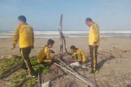 Peduli Lingkungan, Personel Polsek Air Besi Ikut Bersihkan Pantai Lais