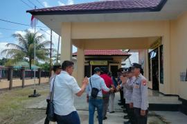 Kapolsek Enggano Bersama Unsur Tripika Sambut Kunjungan Tim Survei dari Mabes Polri di Pulau Enggano