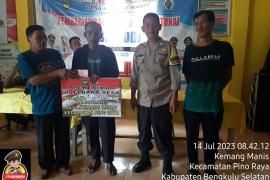 Babinkamtibmas Polsek Pino Raya,  Monitoring Penyaluran BLT DD  di Desa Kemang Manis  