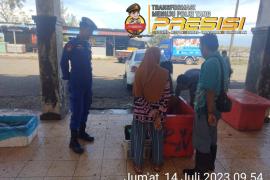 Sambangi Nelayan Pasar Bawah Manna Satpolairud Polres Bengkulu Selatan, Sampaikan Imbauan Kamtibmas