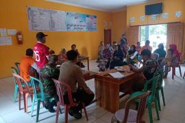 Bhabinkamtibmas Polsek Seginim Hadiri Penyaluran Program Ketahanan Pangan di Balai Desa Suka Bandung 