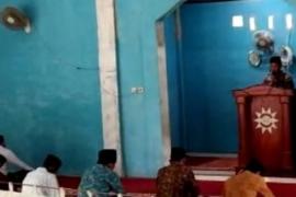 Bhabinkamtibmas Polsek Pino Khutbah Jumat di Masjid Istiqomah Desa Kota Bumi   