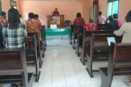 Bhabinkamtibmas Polsek Pino Lakukan Pengamanan di Gereja GKSBS Kayu Ajaran