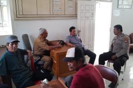 Sambangi Kantor Lurah Kampung Kelawi, Bhabinkamtibmas Polsek Teluk Segara Sampaikan Imbauan Kamtibmas