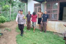 Bentuk Pelayanan Polri Kepada Masyarakat, Bhabinkamtibmas Antar Warga Alami Ganggunan Jiwa ke RSJKO