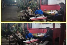 Patroli Dialogis, Bhabinkamtibmas Polsek Kampung Melayu Sambangi Pos Kamling