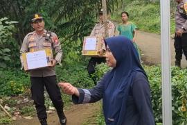 Polisi Peduli, Polsek Padang Jaya Berbagi Paket Sembako