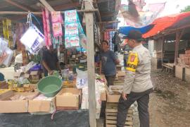 Bhabinkamtibmas Sambangi Pasar Ampera, Monitoring Perkembangan Stok dan Harga Sembako
