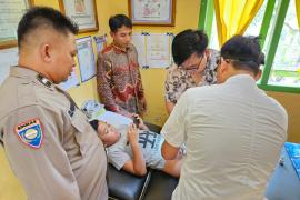 Bhabinkamtibmas Polsek Batik Nau Hadiri Kegiatan Khitanan Massal