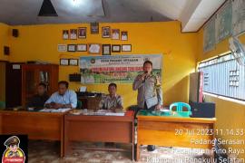 Bhabinkamtibmas Polsek Pino Raya Hadiri Penyaluran BLT DD Desa Padang Serasan 