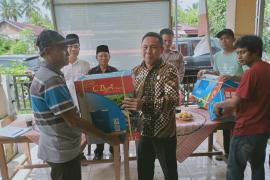 Kanit Binmas dan Bhabinkamtibmas Polsek Manna Lakukan Monitoring dan Pendampingan Penyaluran Bantuan 