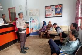 Bhabinkamtibmas Polsek Pino Sambang Kamtibmas ke  Kantor Pos Pino