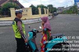 Tidak Menggunakan Helm SNI, Sat Lantas Polres BS Berikan Teguran Simpatik
