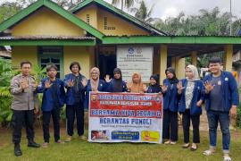 Sambangi mahasiswa KKN, Bhabinkamtibmas Sosialisasikan Saber Pungli