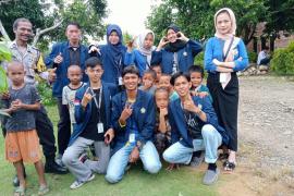 Sambangi Mahasiswa KKN, Bhabinkamtibmas Polsek Lais Harap Mahasiswa Berikan Hal Positif