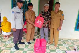 Rumah Warga Binaan Tertimpa Pohon, Bhabinkamtibmas Polsek Lais Salurkan Bantuan