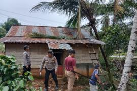Quick Respon Polsek Giri Mulya Bantu Warga Terkena Bencana Angin Puting Beliung di Desa Rena Jaya
