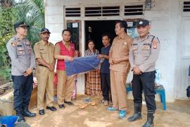 Kapolsek Giri Mulya Dampingi Dinsos Beri Bantuan Kepada Korban Puting Beliung di Desa Rena Jaya