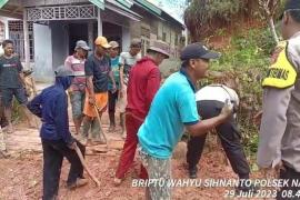 Gotong Royong Bersama Warga Polsek Nasal Bersihkan Selokan yang Tersumbat