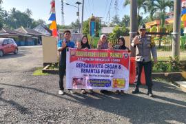 Cegah Pungli, Bhabinkamtibmas Polsek Lais Sosialisasikan Saber Pungli di Kelurahan Pasar Lais