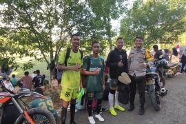 Polisi RW Polsek Giri Mulya Monitoring Pertandingan Sepak Bola